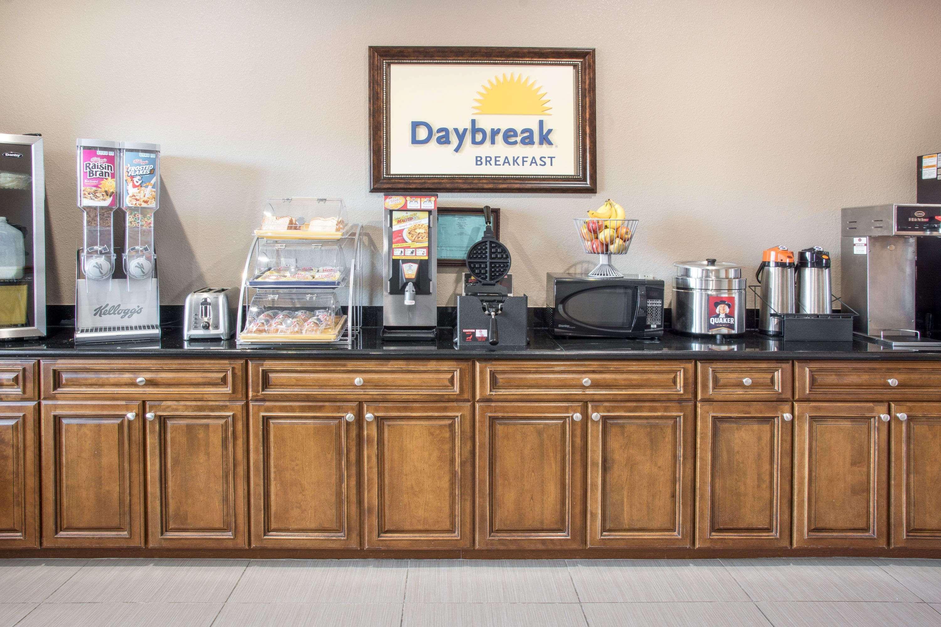Days Inn By Wyndham Baytown East Екстер'єр фото