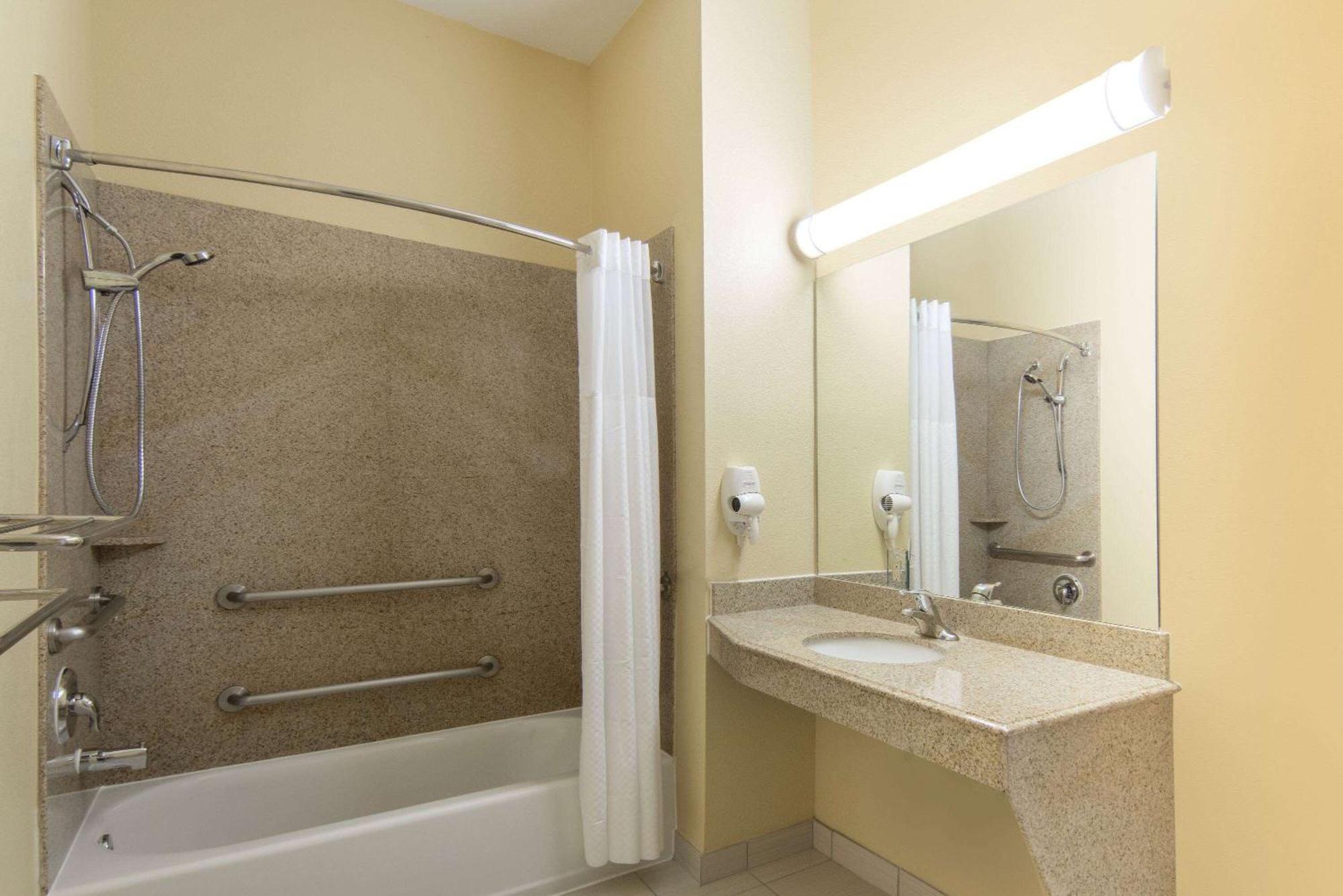 Days Inn By Wyndham Baytown East Екстер'єр фото