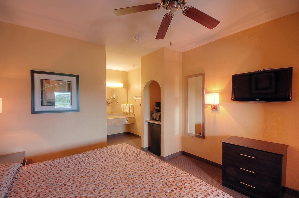 Days Inn By Wyndham Baytown East Екстер'єр фото